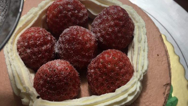麋鹿小蛋糕#乐享双节#,在草莓上撒些糖粉