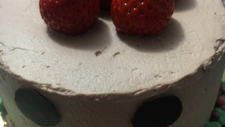 麋鹿小蛋糕#乐享双节#,把干了的巧克力配件粘在一侧的蛋糕上，麋鹿的眼睛嘴巴就有了