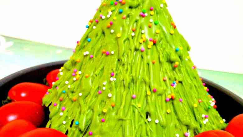 3D圣诞树#乐享双节#,等圣诞树干了后就把保鲜袋去掉，把圣诞树盖在香蕉上面撑起来，再摆上水果，一棵圣诞树就做好了！
