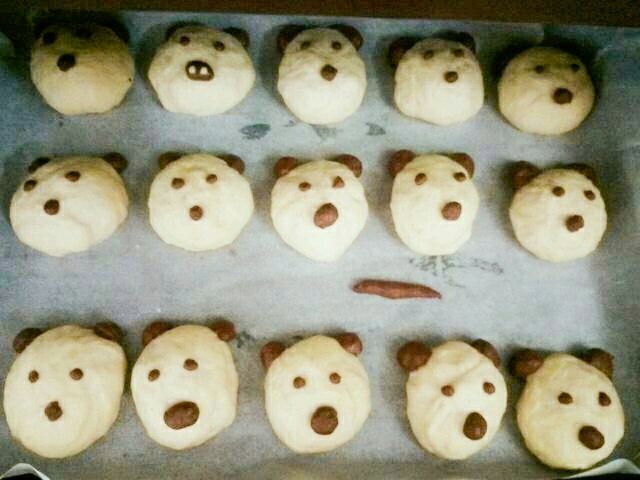 小熊面包+#乐享双节#,发酵好取出小块面加入可可粉，其他的面分成15等份，做成小熊的形状，放入烤箱进行二次发酵40分钟。



