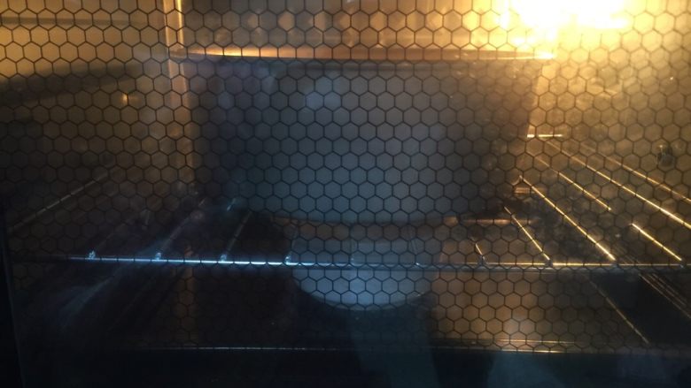 火腿肠面包,烤箱发酵下面放38度温水
