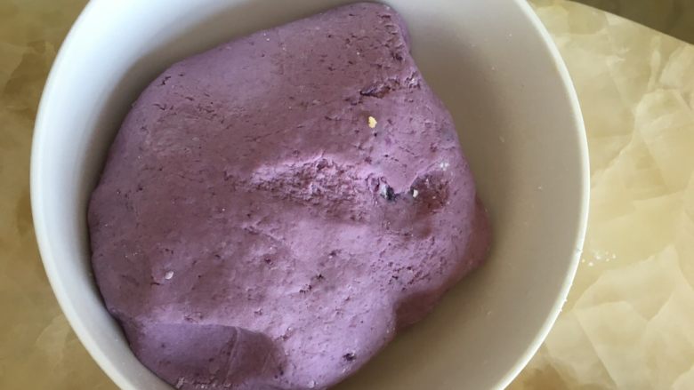 番薯丸,紫薯皮去掉，活上木薯粉，适量的添加水，和面。