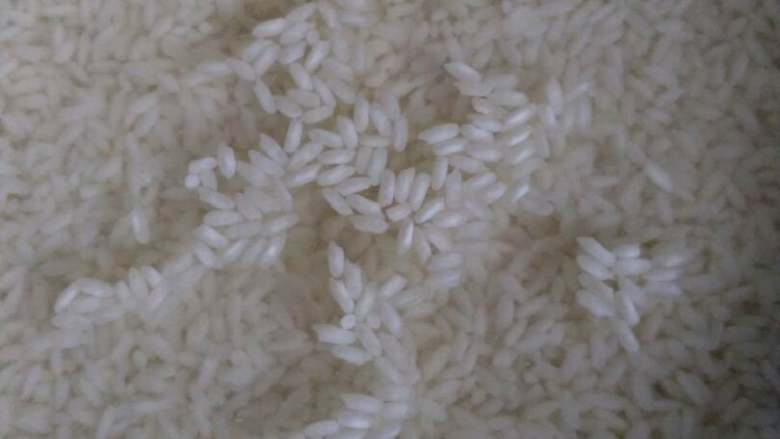 咸饭😋,稻香米泡水2-3小时。