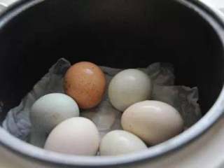 煮蛋,鸡蛋洗干净码进锅里，盖盖、插电、按煮饭键
