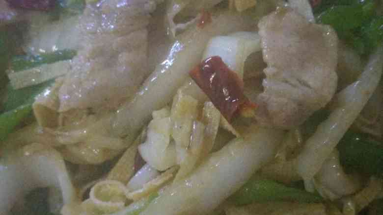 白菜尖椒炒豆腐丝,出锅可以吃了，简单的家常菜，也很下饭，麻辣。