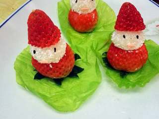 西兰花圣诞树沙拉+#食材土豆#,草莓洗净，切掉顶部当帽子，糯米团子可以用黑芝麻装饰脸部