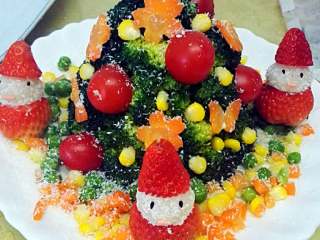 西兰花圣诞树沙拉+#食材土豆#,把刚才做好的圣诞老人摆上去
