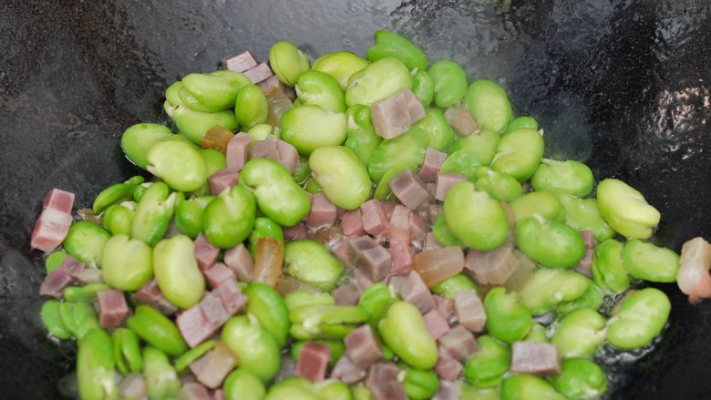 蚕豆火腿焖饭,再加瘦的和蚕豆炒片刻。