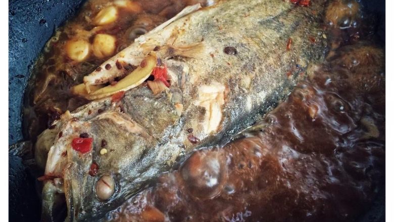 徽菜经典臭鳜鱼,鱼入锅 炖煮10分钟 收汤 调味