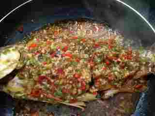红烧剁椒鲫鱼,加点水，把鱼放进去小火闷一下使鱼入味