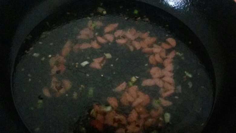 金针菇汤,热锅放油加入花椒几粒，加入葱姜末，待葱姜出味加入切好的火腿肠粒。翻炒1分钟左右倒入清水
