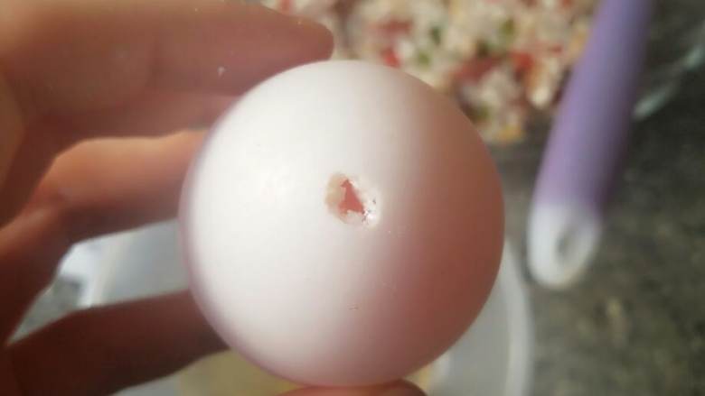 糯米蛋,生鸭蛋用刀子轻轻的在尖部敲一个小孔，然后用手剥开一个小洞，切记不要太大，太大了倒蛋清的时候蛋黄也会跑出来
