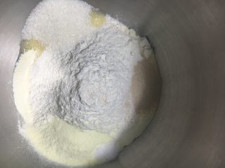 豆沙卷面包,除黄油外的材料放在厨师机里搅拌
