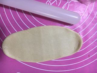 豆沙卷面包,擀成长的椭圆形