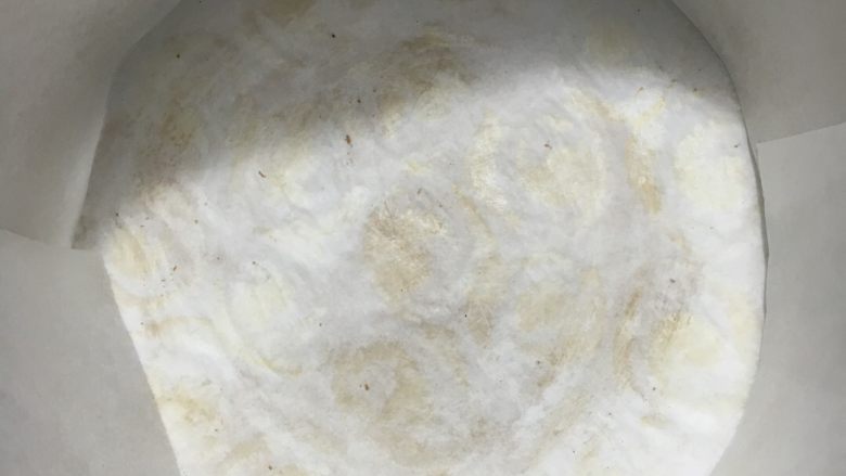豆沙卷面包,在8寸的戚风蛋糕模具里垫上油纸