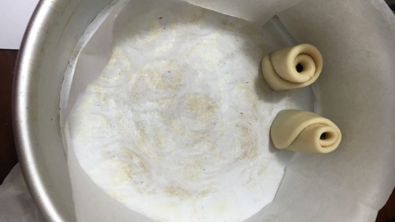 豆沙卷面包,码在模具里，周边留有余地好发酵起来