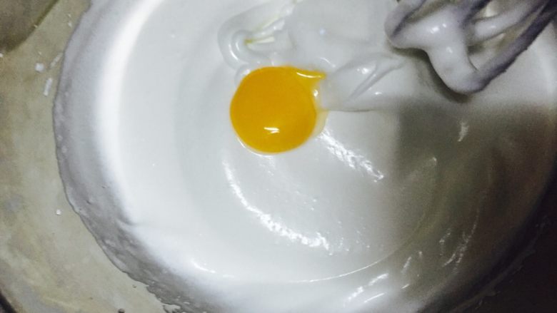 可可巧克力海绵蛋糕,蛋黄分三次加入蛋白中 每次都要把蛋黄打均匀 再加入下一个