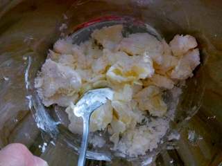 椰丝排,把黄油糖粉盐放一起搅拌，搅拌至融合。
