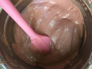 麋鹿巧克力慕斯蛋糕 #乐享双节#,淡奶油加可可粉打至6分硬，稍有流动性。
