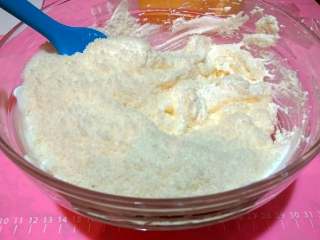 椰丝排,把椰丝和食盐放入搅拌均匀。