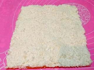 椰丝排,把椰丝馅铺在底坯上，厚薄弄均匀。这个量可以做18×18两个椰丝排