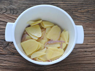 蔓越莓土豆浓汤,加入土豆片翻炒一分钟。