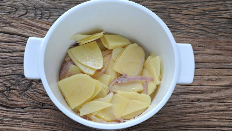 蔓越莓土豆浓汤,加入土豆片翻炒一分钟。