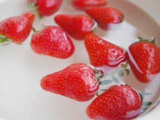 草莓大福,在糯米团冷却的一段时间里我们可以先来洗草莓，把草莓洗干净在盐水里浸泡十分钟