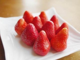 草莓大福,草莓取出摘掉小帽子，把表面水份吸干
