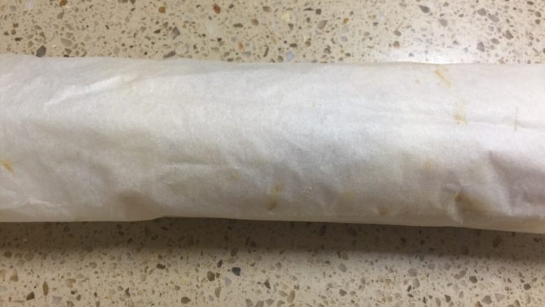 花生酱面包卷#乐享双节#,卷好定型15分钟以上。