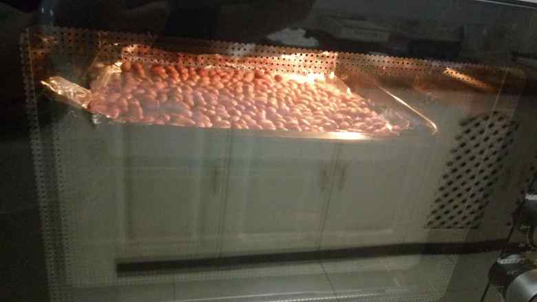 棉花糖版牛轧糖16.12.29,放入烤箱中层，上下加热150度，20分钟(烤的时候看着点花生颜色)