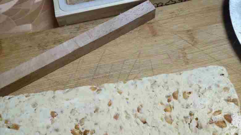 棉花糖版牛轧糖16.12.29,将融合好的棉花糖，倒入模具或者是面板上定型，凉凉，然后按着包装纸的大小将糖切割好