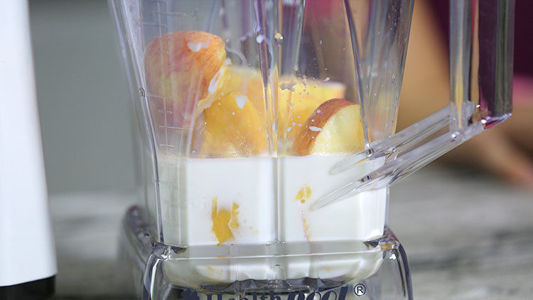 红薯苹果牛奶饮,将以上食材倒入破壁料理杯中；