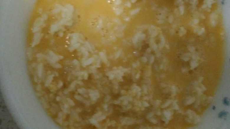 金包银蛋炒饭,再打一鸡蛋，加少水。让蛋液包住米粒。