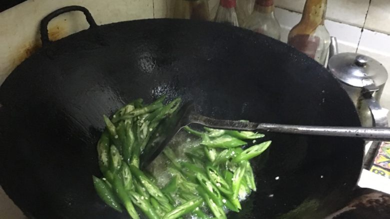 青椒炒牛肉/快手菜/家常菜,锅里放油。加少量盐。放入辣椒。炒熟