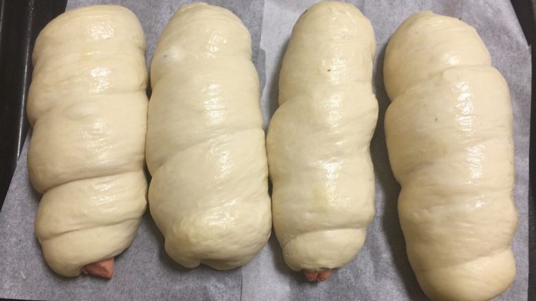 小热狗面包 #乐享双节#,发酵至两倍大。