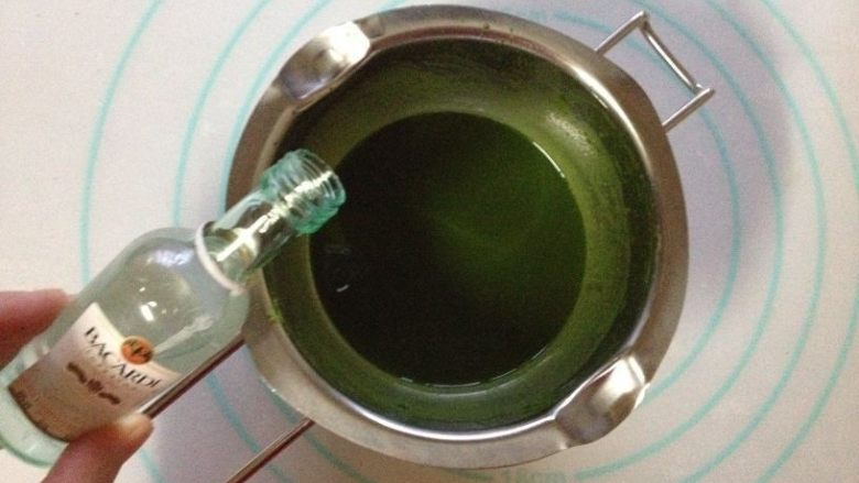抹茶提拉米苏（无蛋版）,将5g抹茶粉中加入热水用茶筅混合均匀，加入朗姆酒和糖继续混合均匀即成抹茶糖浆
