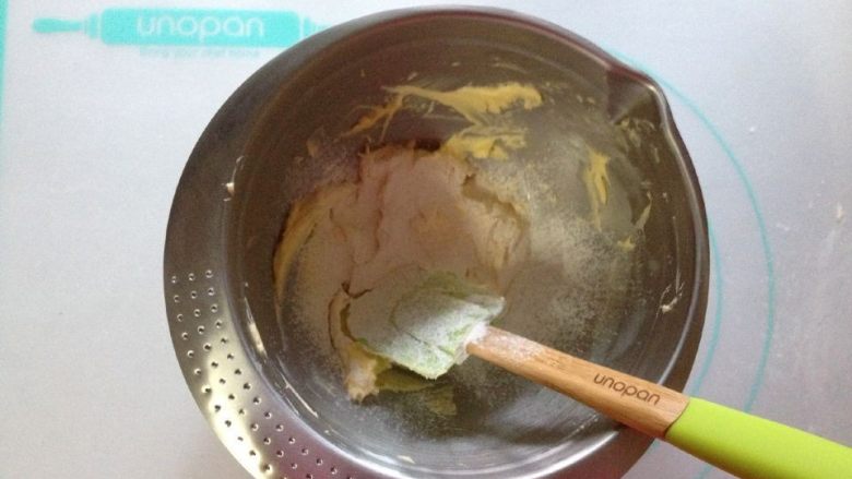 西兰花培根咸派,加入过筛的低筋面粉