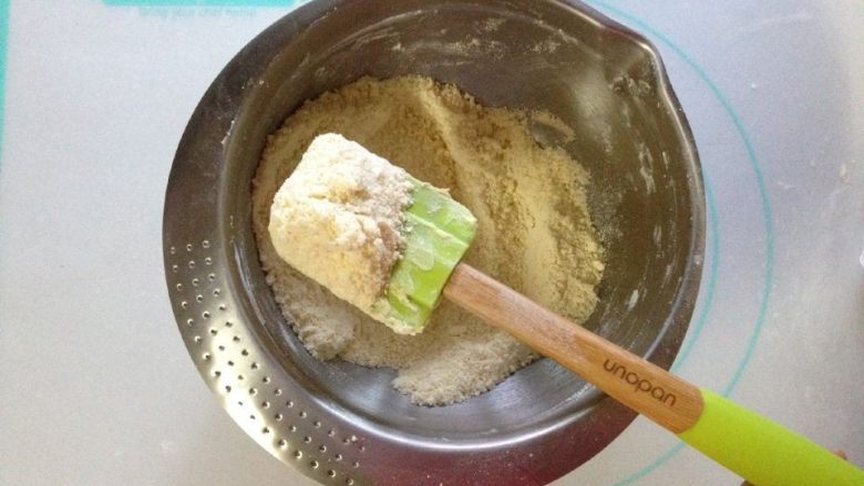 西兰花培根咸派,将面粉按压成黄色颗粒状，直至无白色面粉即可