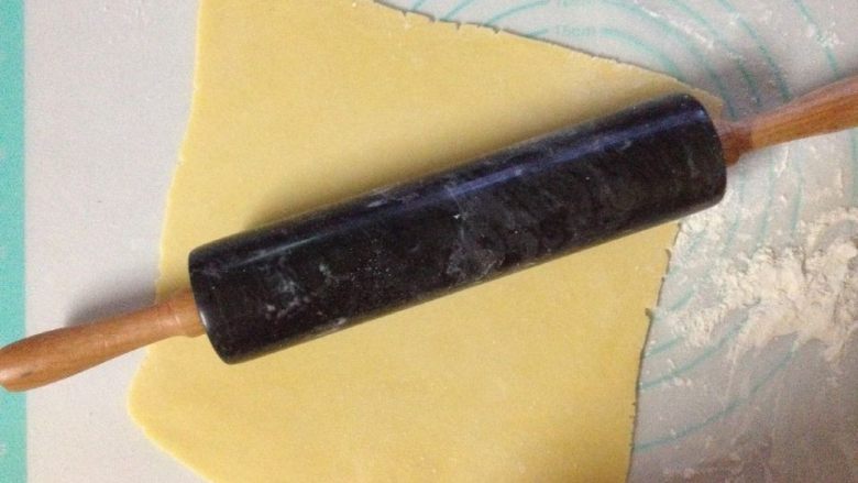 西兰花培根咸派,取出冷藏的派皮（用擀面杖敲打变软），擀成5mm的派皮