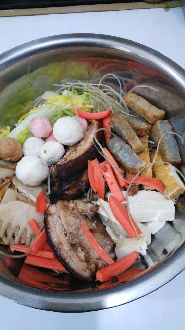 暖暖的河南豫菜#杂烩菜#十#乐享双节#,各种食材均装入汤锅，摆好。