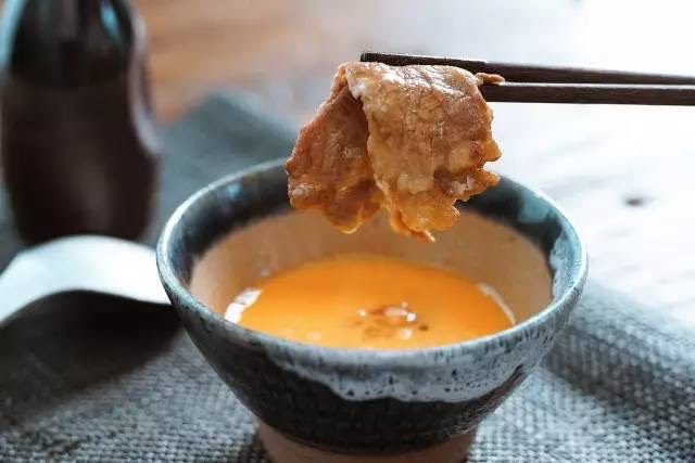 寿喜锅,蘸料：将一只新鲜的有机鸡蛋打成蛋液，作为寿喜锅的蘸料。蛋液可给食材降温，提升口感，并起润滑作用。