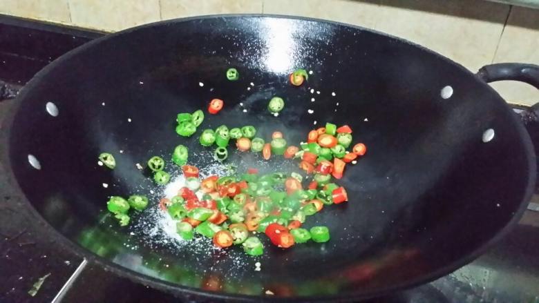青红椒煎焖鲩鱼,青、红椒切圈，锅烧热，放入椒圈，加适量盐，干煸炒。