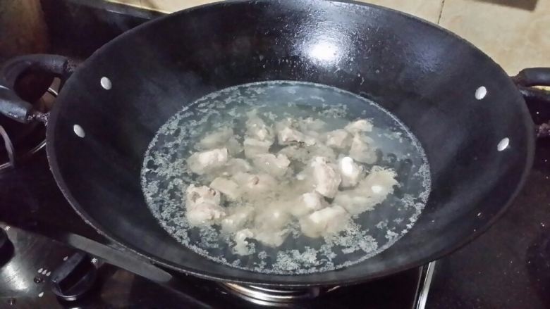 猪排骨煲芥菜,排骨砍成小段块，放入沸水中焯，捞起洗净。