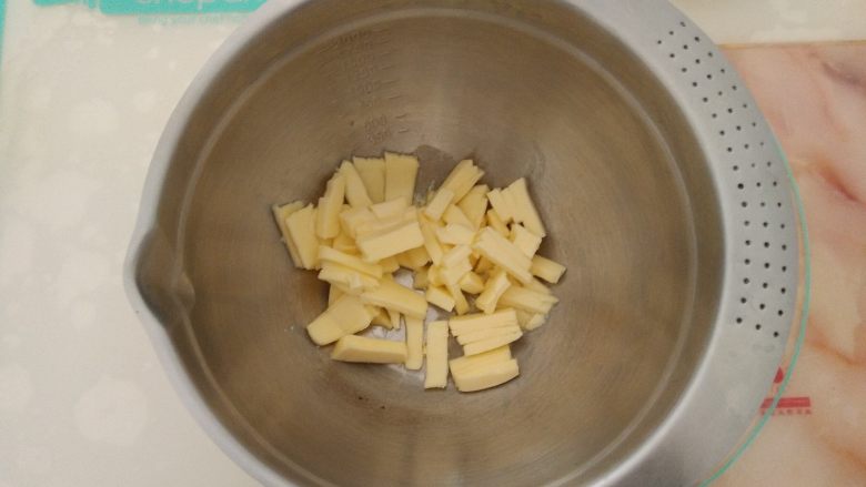 酸奶芝士派,黄油切成小块充分软化。
