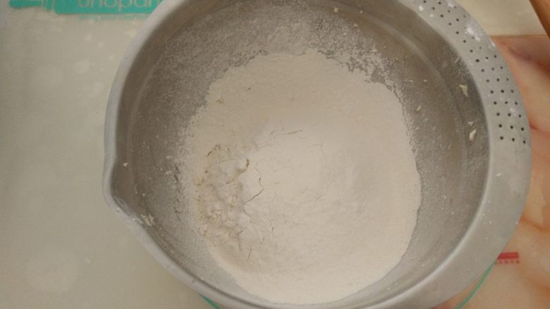 酸奶芝士派,筛入低筋面粉。