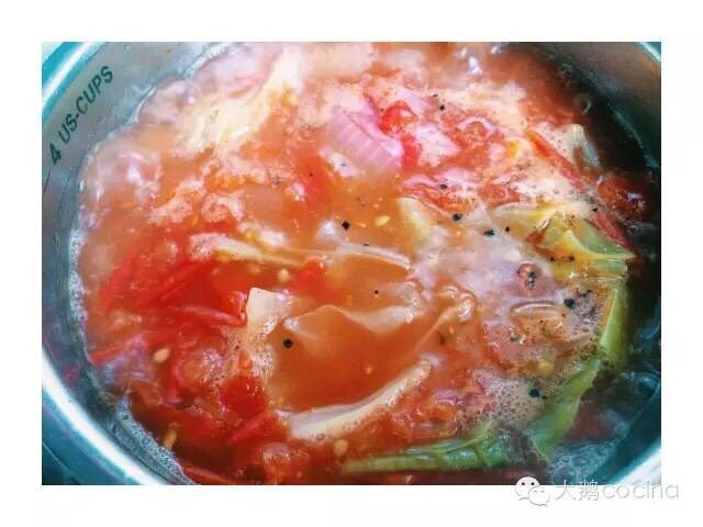 罗宋汤,加入番茄沙司 炖煮半小时以上 出锅前加盐和其他香料调味