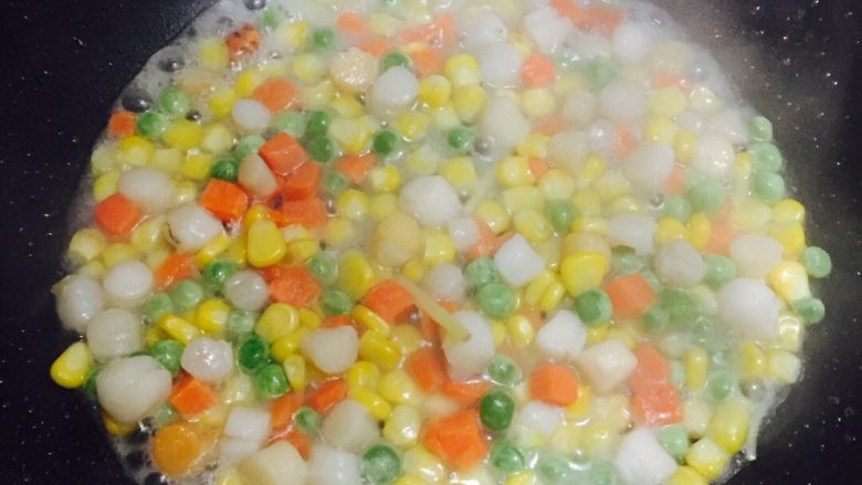#年夜饭#杂蔬炒鲜贝,当汤汁变少时再将彩蔬倒入锅里和鲜贝一起翻炒加适量的盐