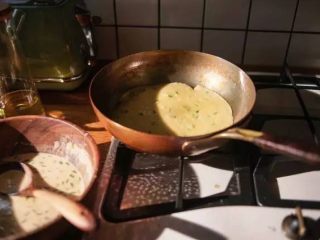 鸡蛋卷饼
,平底锅热油，倒入一层面糊，小火慢煎至蛋皮成型，呈金黄色