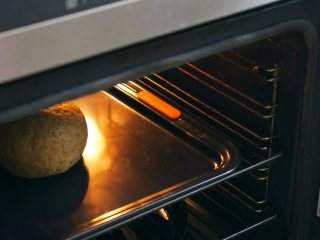 芬兰圣诞黑麦面包,在烤箱底部放入一盘开水，将面团放入烤箱二次发酵30-60分钟，至面团再次变得2倍大